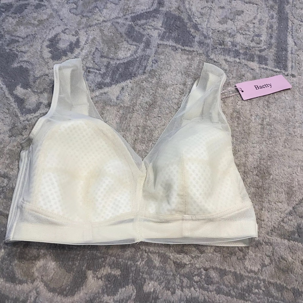 New women's Baetty underwire Ivory bra size 32B lightly lined‎ cups 4 hooks USA
